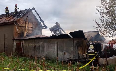 Incendiu puternic la o casă din Bihor. Recomandările pompierilor (FOTO/VIDEO)
