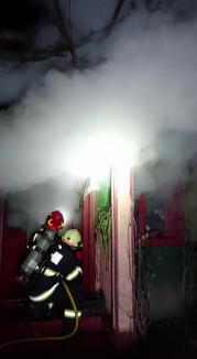 Incendiu la o casă din Bihor, pornit de la un scurtcircuit (VIDEO)