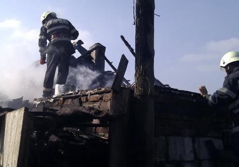 Bărbat de 57 de ani, mort într-un incendiu care i-a mistuit casa