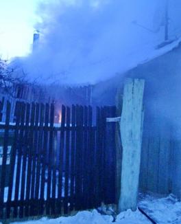 Casă din Salonta, distrusă de foc din pricina jarului căzut din sobă (FOTO)