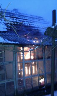 Casă din Salonta, distrusă de foc din pricina jarului căzut din sobă (FOTO)