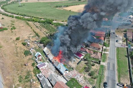 Incendiu puternic la o casă din Oradea. Pericol de extindere! (VIDEO)