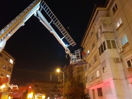 'Sunt sechestrată!' O tânără a ameninţat că se aruncă de la etajul trei al unui bloc din Oradea (FOTO / VIDEO)