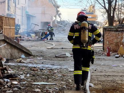 Incendiu în centrul Oradiei: a izbucnit într-o clădire în care erau butelii cu acetilenă și cu oxigen (FOTO/VIDEO)