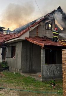 O casă din Bihor a luat foc, după ce a fost lovită de trăsnet (FOTO)