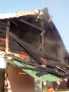 Acoperișul unei case din Bihor, distrus de flăcări, din cauza... afumătorii! (FOTO)