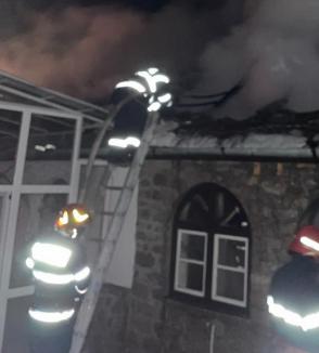 A explodat centrala! Incendiu violent la o casă din Bihor, provocat de o defecţiune la cazanul pe lemne (FOTO)
