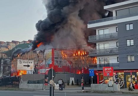 Incendiu uriaș în Cluj Napoca: O hală a ars între blocuri (VIDEO)