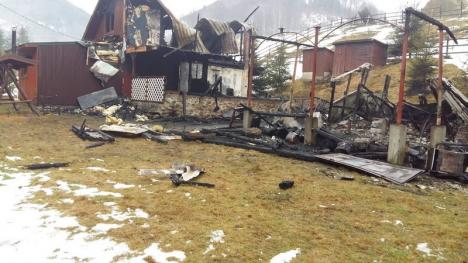 Incendii la Coada Lacului: Două cabane din satul de vacanţă, distruse de flăcări (VIDEO)