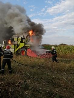 Foc în câmp: Încă o combină în flăcări, pe un teren agricol din Bihor (FOTO / VIDEO)