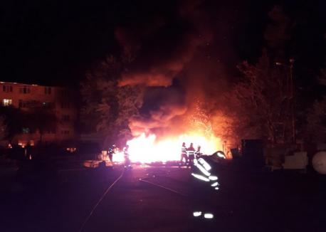 Incendiul din curtea Carrefour risca să se propage la un rezervor cu 200 de litri de GPL. Cum a izbucnit focul (FOTO / VIDEO)
