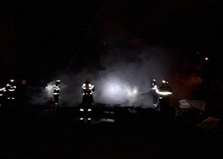 Incendiul din curtea Carrefour risca să se propage la un rezervor cu 200 de litri de GPL. Cum a izbucnit focul (FOTO / VIDEO)