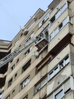 Incendiu la un bloc cu 11 etaje din Oradea: S-a aprins rostul de dilataţie al imobilului (FOTO / VIDEO)