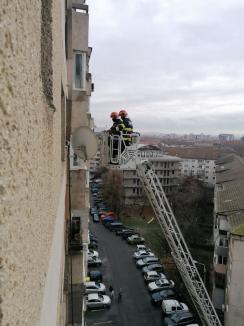 Incendiu la un bloc cu 11 etaje din Oradea: S-a aprins rostul de dilataţie al imobilului (FOTO / VIDEO)