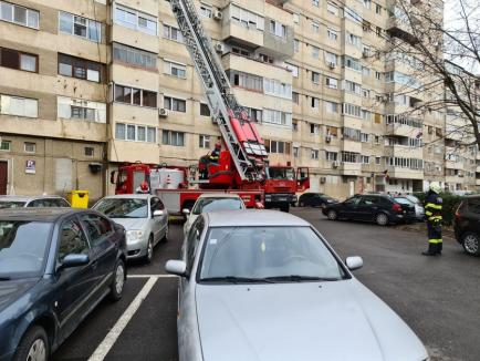 Incendiu la un bloc cu 11 etaje din Oradea: S-a aprins rostul de dilataţie al imobilului (FOTO / VIDEO)