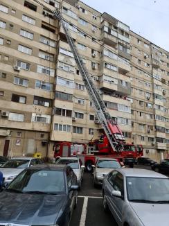 Incendiu la un bloc cu 11 etaje din Oradea: S-a aprins rostul de dilataţie al imobilului (FOTO / VIDEO)