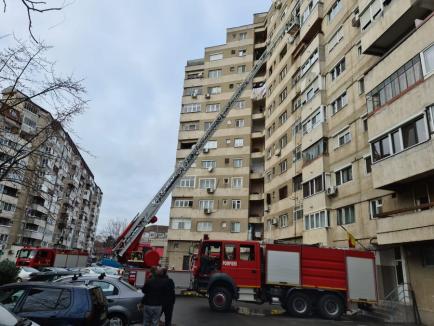 Incendiu la un bloc cu 11 etaje din Oradea: S-a aprins rostul de dilataţie al imobilului (FOTO / VIDEO)