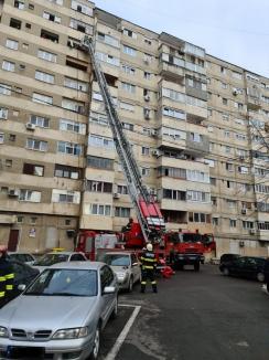 Incendiu la un bloc cu 11 etaje din Oradea: S-a aprins rostul de dilataţie al imobilului (FOTO / VIDEO)