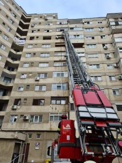 Incendiu la un bloc cu 11 etaje din Oradea: S-a aprins rostul de dilataţie al imobilului (FOTO / VIDEO)