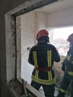 Incendiu la un bloc cu 11 etaje din Oradea: S-a aprins rostul de dilataţie al imobilului (FOTO / VIDEO)