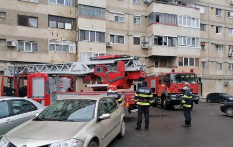 Incendiu la un bloc cu 11 etaje din Oradea: S-a aprins rostul de dilataţie al imobilului (FOTO / VIDEO)