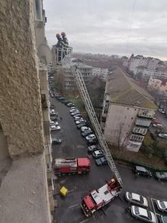 Incendiu la un bloc cu 11 etaje din Oradea: S-a aprins rostul de dilataţie al imobilului (FOTO / VIDEO)