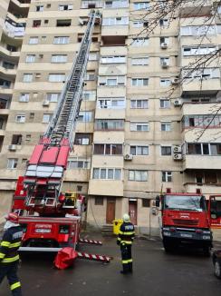 Incendiu la un bloc cu 11 etaje din Oradea: S-a aprins rostul de dilataţie al imobilului (FOTO / VIDEO)