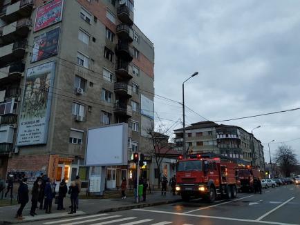 Incendiu puternic, în Oradea: Un apartament a luat foc, într-un bloc pe Bulevardul Decebal, locuitorii au fost evacuați (FOTO / VIDEO)