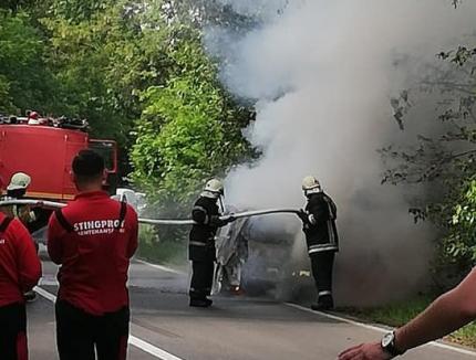 Maşină făcută scrum, pe DN 76: Incendiul a distrus autovehiculul în întregime (FOTO/VIDEO)