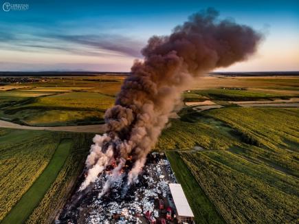 Incendiul de la Nojorid: Garda de Mediu va amenda cu 100.000 de lei firma care deţine depozitul de deşeuri (FOTO)