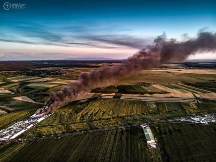 Incendiul de la Nojorid: Garda de Mediu va amenda cu 100.000 de lei firma care deţine depozitul de deşeuri (FOTO)