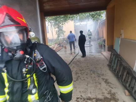 Incendiu într-o gospodărie din Bihor provocat de un bec lăsat aprins, ca să încălzească puii de găină (FOTO/VIDEO)