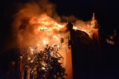 Imagini de coşmar cu incendiul catastrofal din centrul Oradiei (FOTO/VIDEO)