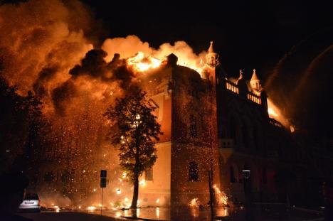 Imagini de coşmar cu incendiul catastrofal din centrul Oradiei (FOTO/VIDEO)