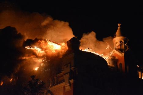 Imagini de coşmar cu incendiul catastrofal din centrul Oradiei (FOTO/VIDEO)