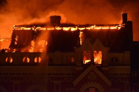 Imagini de coşmar cu incendiul catastrofal din centrul Oradiei (FOTO/VIDEO)