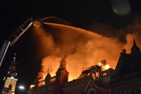 Imagini de coşmar cu incendiul catastrofal din centrul Oradiei (FOTO/VIDEO)