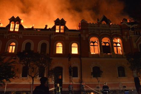 Dezastru în centrul Oradiei: Sediul Episcopiei Greco-Catolice, cuprins de un incendiu de proporţii catastrofale (FOTO/VIDEO)