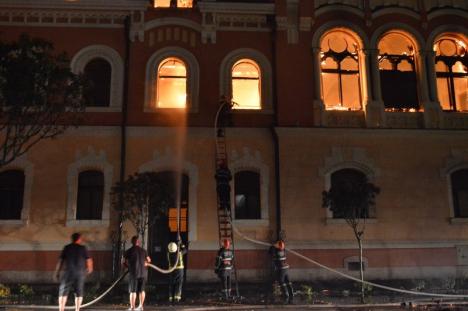 Imagini de coşmar cu incendiul catastrofal din centrul Oradiei (FOTO/VIDEO)