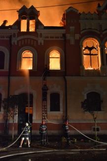 Dezastru în centrul Oradiei: Sediul Episcopiei Greco-Catolice, cuprins de un incendiu de proporţii catastrofale (FOTO/VIDEO)