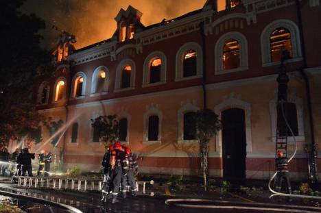 Imagini de coşmar cu incendiul catastrofal din centrul Oradiei (FOTO/VIDEO)