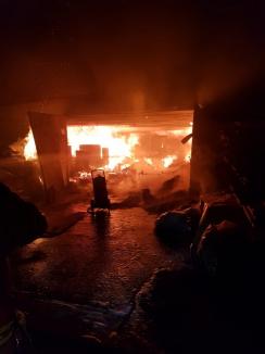 Incendiu violent la o fabrică de mobilă din Oradea! Paznicul a ajuns la spital (FOTO / VIDEO)