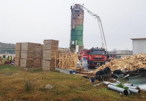 Incendiu la o fabrică de mobilă din Bihor: Peste 30 de pompieri au intervenit, cu 6 autospeciale, pentru stingerea focului (FOTO/VIDEO)