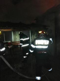 Incendii violente, în Bihor. Un bărbat de 51 de ani a ajuns la spital, după ce a încercat să stingă flăcările izbucnite în propria-i locuinţă (FOTO)
