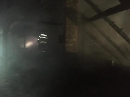 Incendiu violent, la o casă din satul Fânaţe. Focul a pornit de la cea mai frecventă cauză pentru incendii pe timpul iernii (FOTO / VIDEO)