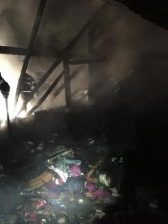 Incendiu violent, la o casă din satul Fânaţe. Focul a pornit de la cea mai frecventă cauză pentru incendii pe timpul iernii (FOTO / VIDEO)