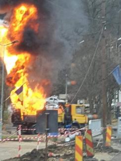 Incendiu în Băile Felix: Un utilaj care lucra la asfaltări a luat foc (FOTO)