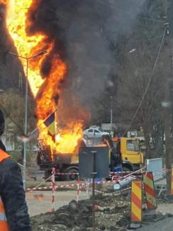 Incendiu în Băile Felix: Un utilaj care lucra la asfaltări a luat foc (FOTO)