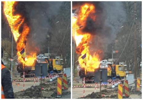 Incendiu în Băile Felix: Un utilaj care lucra la asfaltări a luat foc (FOTO)