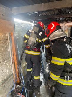 Incendiu la un garaj din Paleu: Proprietarul a fost transportat la spital cu arsuri (FOTO)